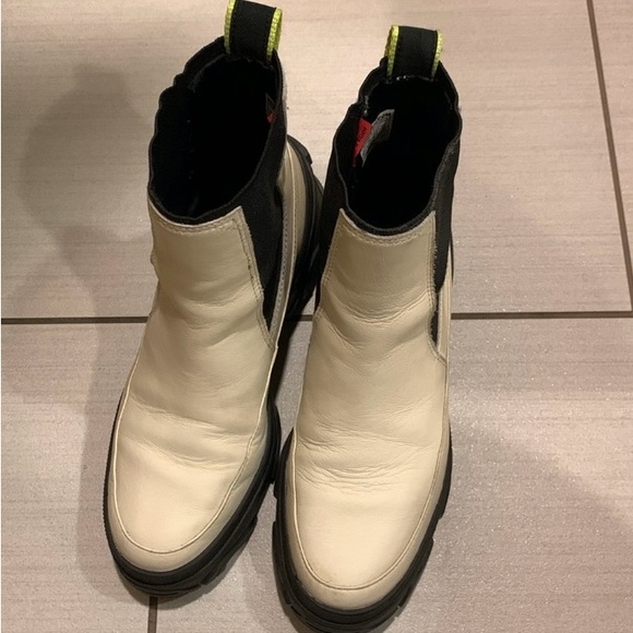 Sorel Brex Chelsea boots. Size 7.5 - Picture 4 of 6